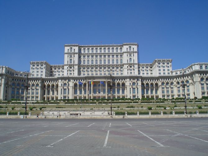 A parlament épülete Bukarestben. Itt születnek azok a tövények, melyek a cégkivonatra és az éves pénzügyi beszámolóra vonatkoznak